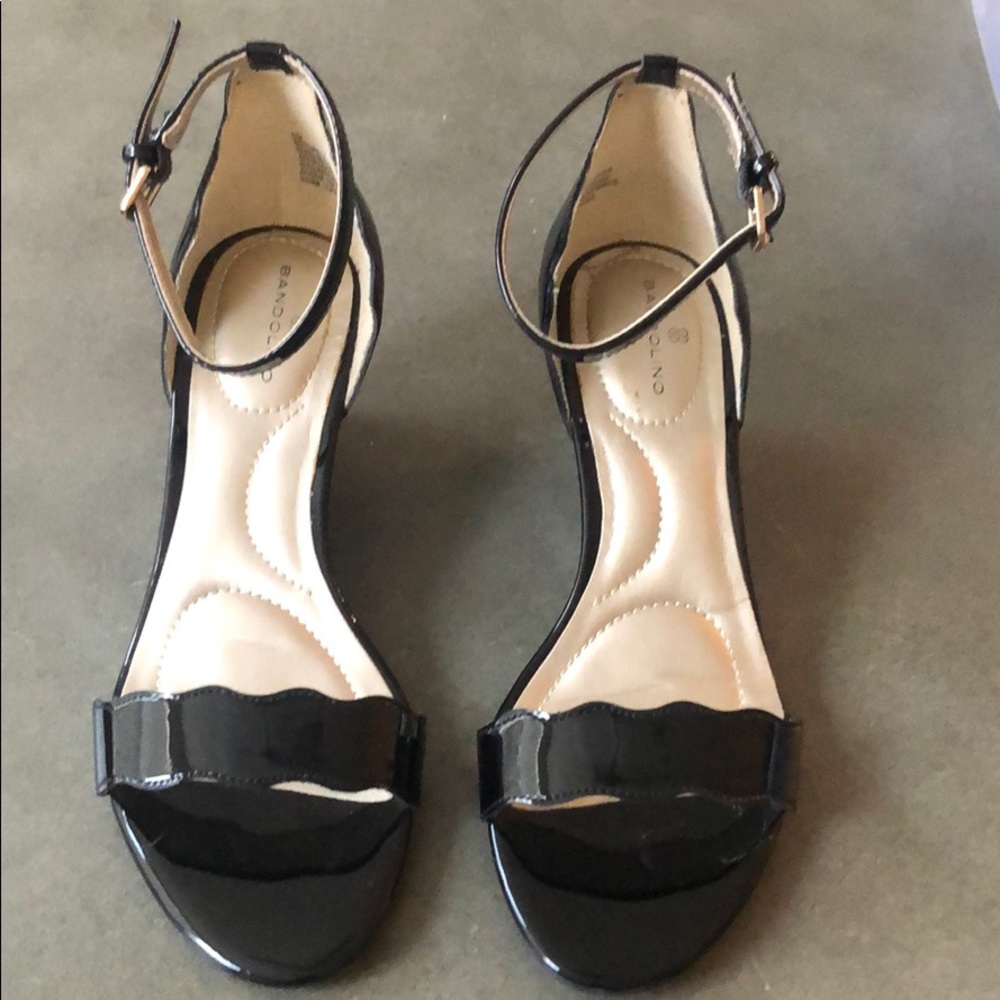 BANDOLINO Black Patent Wedge Sandal Size 5M